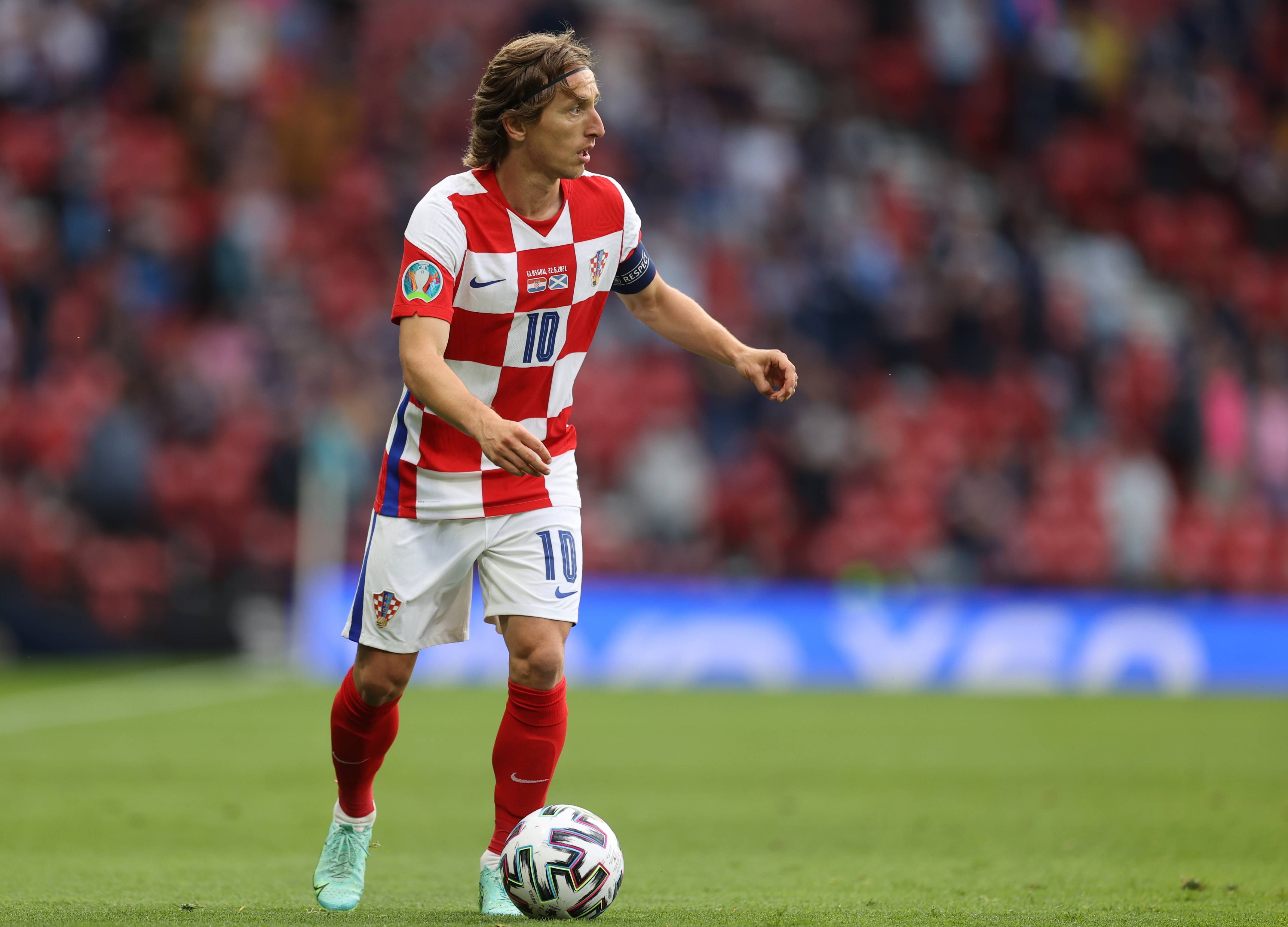 感受土超的气氛，埃德森在伊斯坦布尔德比中遭球迷投掷塑料杯